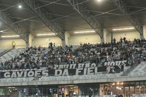 Imagens das torcidas de Cruzeiro e Corinthians no Mineiro