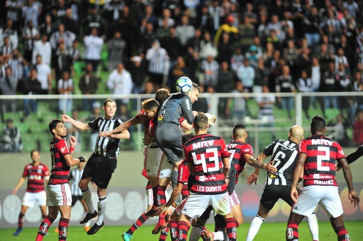 Galo pressionou no segundo tempo, mas levou gol em contragolpe: verton Ribeiro fez aps passe de Vincius Jnior: 1 a 0 Flamengo