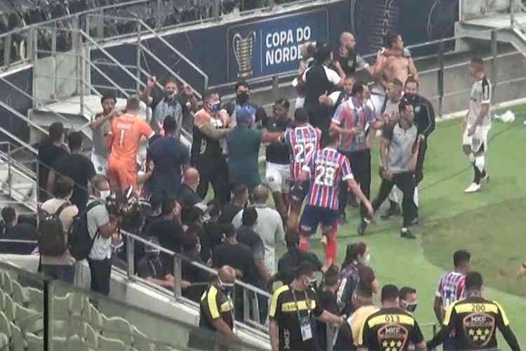 Jogadores de Ceará e Bahia brigam após final da Copa do Nordeste