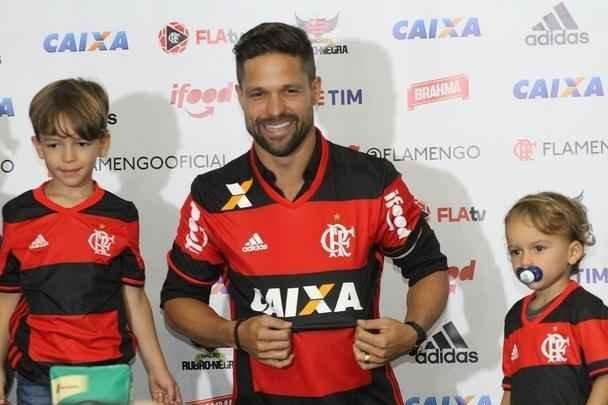 Diego chegou ao Flamengo com status de ídolo e foi recebido por centenas de flamenguistas no Rio