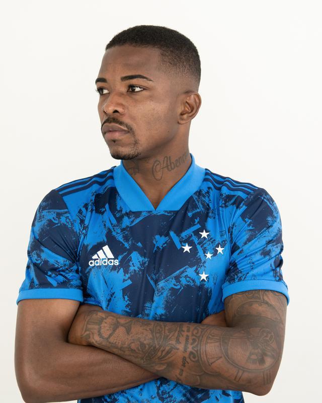 Fotos da nova camisa 3 do Cruzeiro, produzida pela Adidas