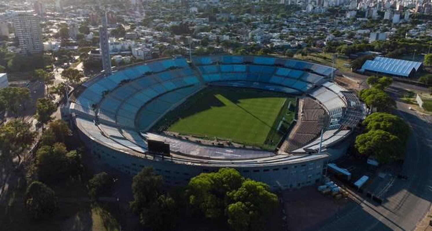 Centenario, casa do Liverpool-URU, comporta 65.235 torcedores (Grupo E)

