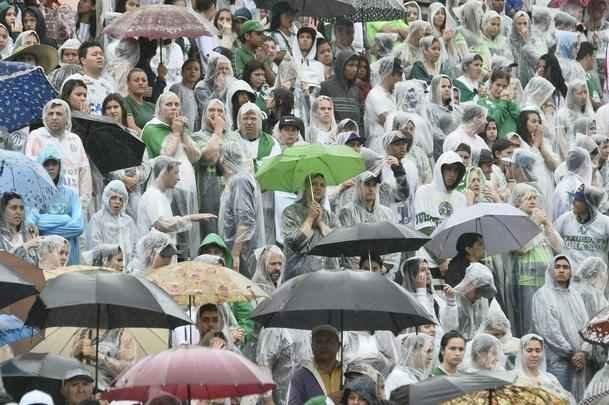 Brasileiros se despedem de jogadores, integrantes da comissão técnica e dirigentes da Chapecoense, além de jornalistas mortos na queda do avião do clube na Colômbia