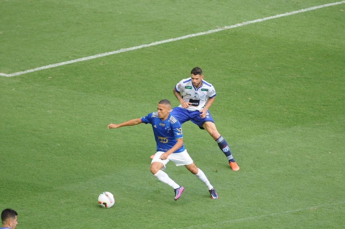 Cruzeiro goleou URT por 3 a 0 no Independncia com gols de Thiago, Machado e Edu em sua estreia no Mineiro. Ronaldo, dono da SAF, assistiu  partida no Horto. Duelo marcou estreia do tcnico uruguaio Paulo Pezzolano