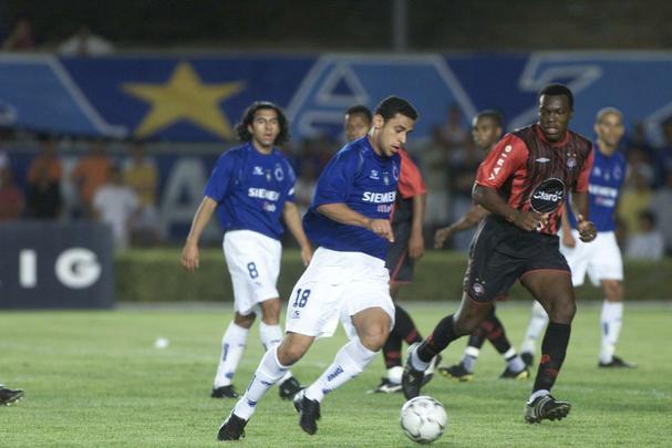 Fred em ação pelo Cruzeiro entre 2004 e 2005