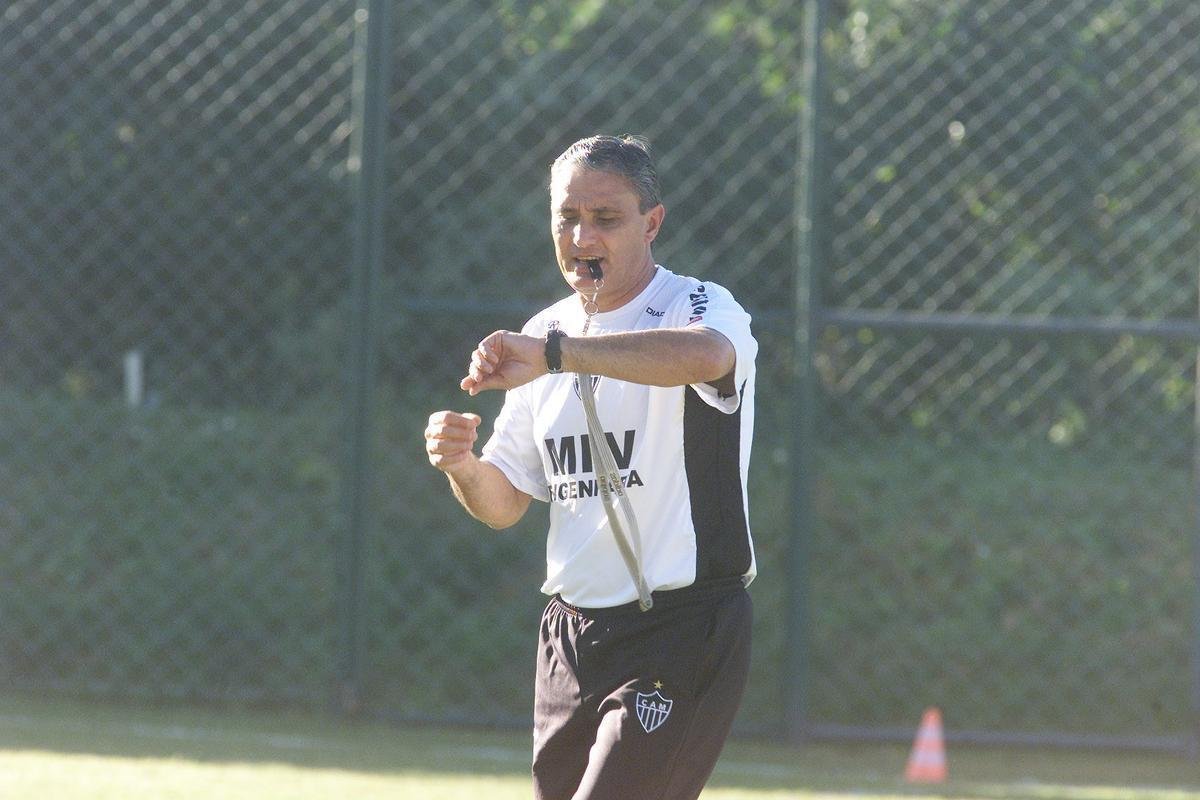 Tite - Tite chegou ao Galo para o Campeonato Brasileiro de 2005, mas no conseguiu implantar seu jogo na equipe. Ele chegou a pedir demisso aps a derrota por 3 a 1 para o Gois, mas a diretoria o manteve no cargo. Apenas trs dias depois, aps empate com o Paysandu, Tite deixou o cargo. Foram 21 jogos, com com quatro vitrias, seis empates e 11 derrotas.
