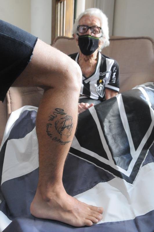 Ana C�ndida de Oliveira Marques, a Vov� do Galo, de 101 anos, ao lado da filha, Maria Aparecida, e dos netos Marcelo e Sabrina