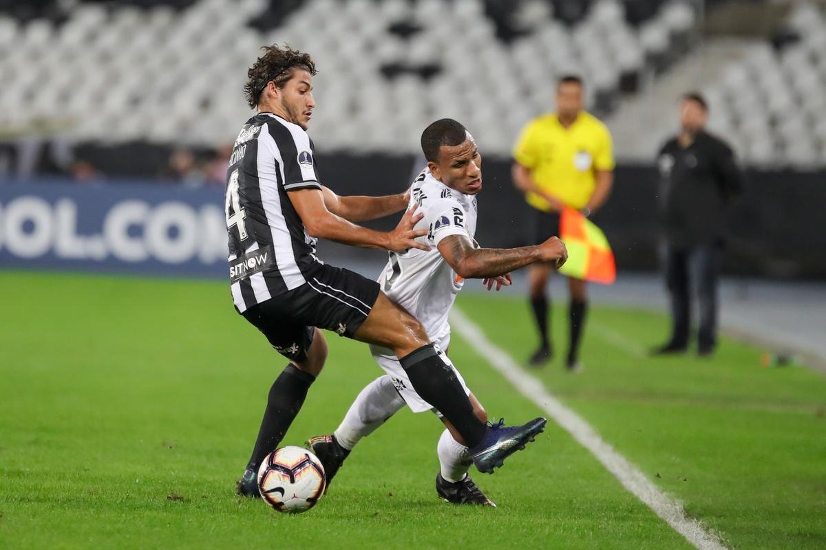 Fotos do duelo entre Botafogo e Atltico, no Estdio Nilton Santos, no Rio, pela ida das oitavas de final da Copa Sul-Americana