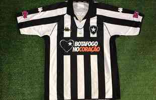 Em 2004, o Botafogo celebrou os 100 anos de fundao. A camisa trouxe uma singela lembrana da data na parte central
