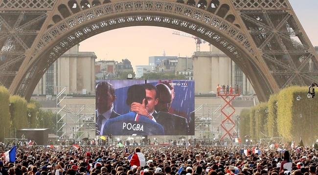 Torcedores franceses tomaram principais pontos tur�sticos e avenidas de Paris para celebrar o bi mundial