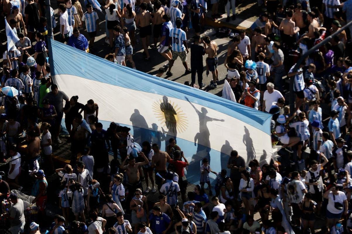 Multido festeja, no Centro de Buenos Aires, o tri mundial da Argentina conquistado na Copa do Catar