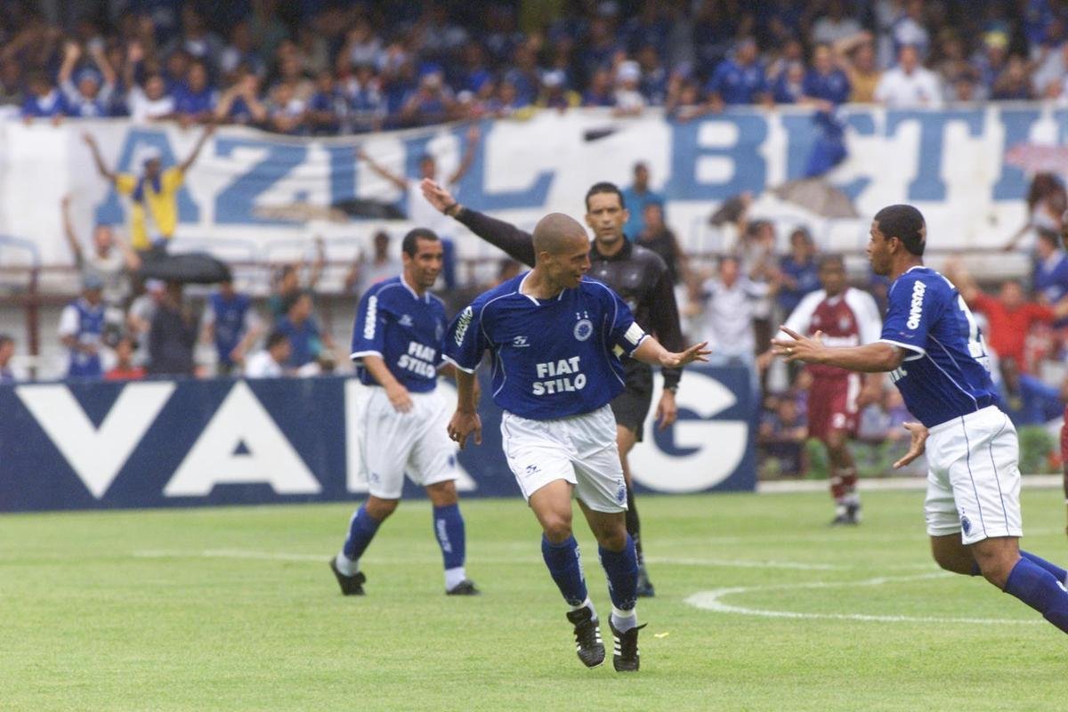 Com o ttulo brasileiro confirmado, o Cruzeiro fez no dia 7 de dezembro de 2003 o jogo da taa e das faixas contra o Fluminense, no Mineiro. Com show de Alex, autor de dois gols, o time celeste goleou os cariocas por 5 a 2 e promoveu nova festa da torcida azul em Belo Horizonte. Jogadores finalmente ergueram a taa oficial do Campeonato Brasileiro, cedida pela CBF, e deram a volta olmpica. Os campees brasileiros de 1966 tambm participaram das comemoraes no Gigante da Pampulha.
