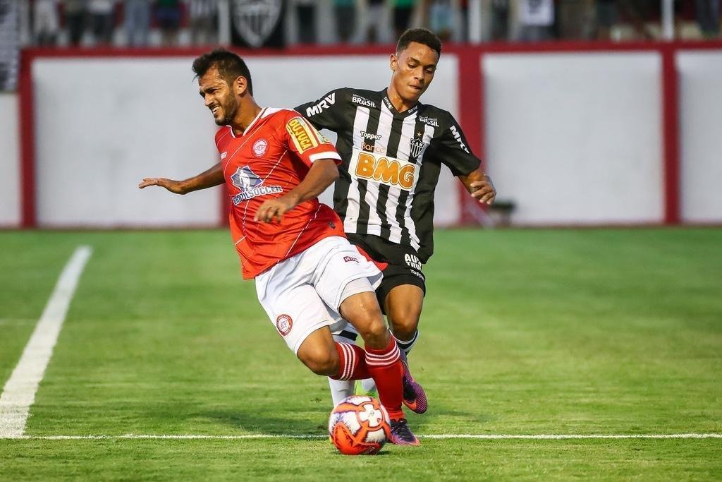 Veja imagens do jogo entre Tombense e Atltico