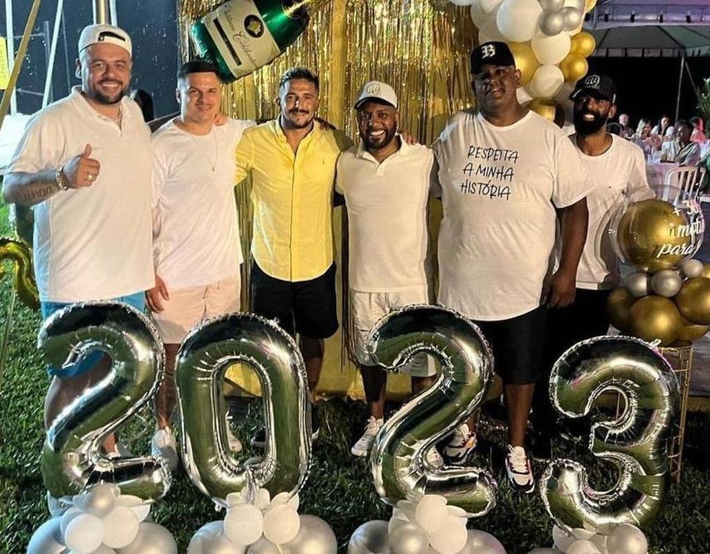 Alo�sio curtiu a virada de ano com v�rios amigos