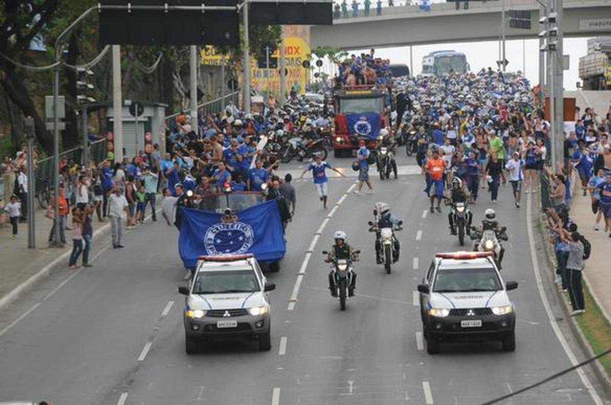 Campe�es brasileiros desfilaram em carro do Corpo de Bombeiros