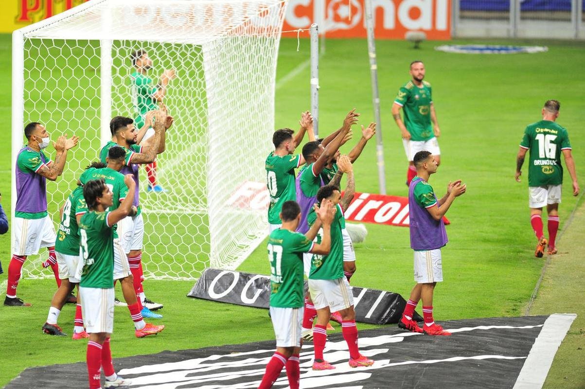 Na volta ao Mineiro, torcida fez festa com a vitria do Cruzeiro por 1 a 0 sobre o Confiana. No fim da partida, jogadores agradeceram o apoio dos cruzeirenses.