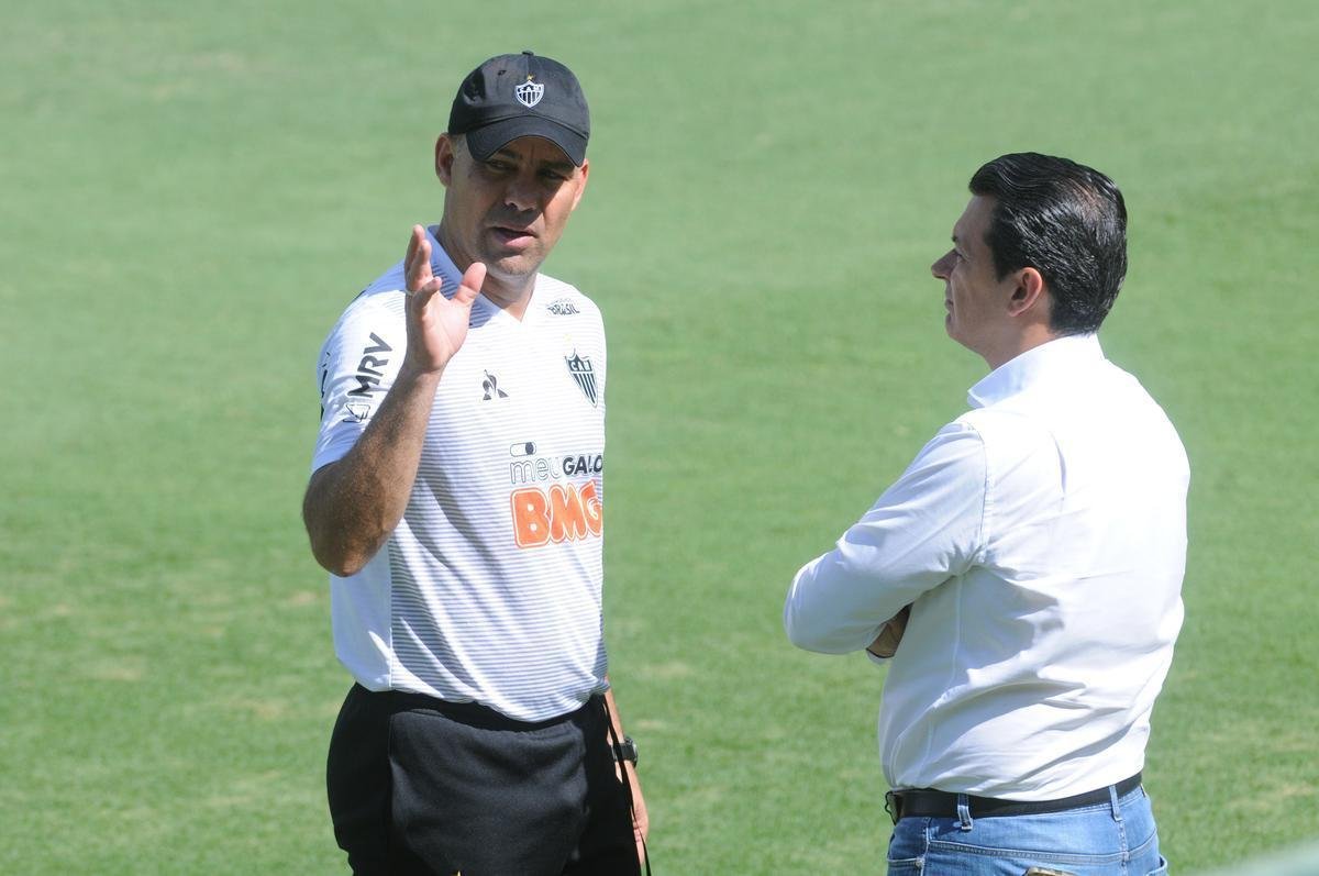 Treino do Atltico nesta segunda-feira, na Cidade do Galo, contou com a volta do meia  Juan Cazares. Direo no chegou a acordo para vend-lo a clube saudita. Tcnico Rafael Dudamel relacionou 23 jogadores para a viagem a Santa Fe, local da estreia na Sul-Americana, quinta-feira, contra o Unin-ARG. Jogador equatoriano ficou fora da lista.