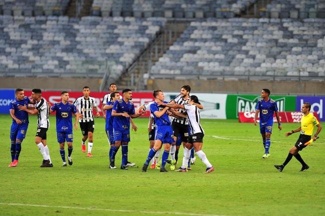 Hulk, do Atl�tico, e William Pottker, do Cruzeiro, discutiram no fim do cl�ssico vencido pelos celestes, por 1 a 0, e foram expulsos pelo �rbitro Paulo C�sar Zanovelli da Silva