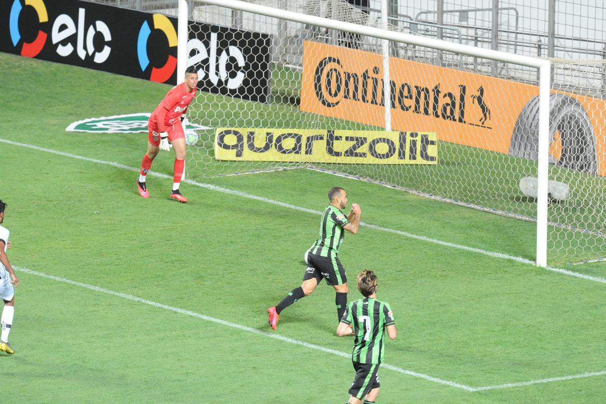 Rodolfo, de pnalti, marcou o terceiro gol do Amrica sobre a Ponte Preta