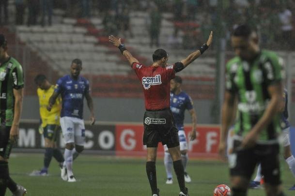 Forte chuva atrasou comeo de Amrica x Cruzeiro, no Horto