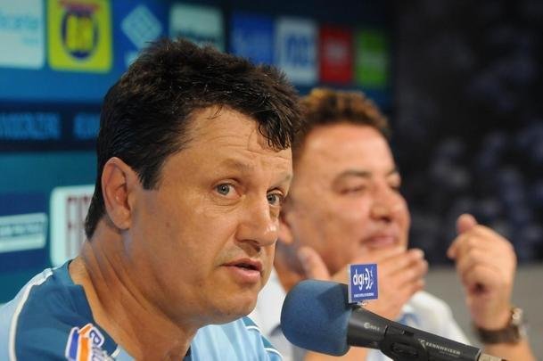 Fotos da apresentao de Adilson Batista como novo tcnico do Cruzeiro. Tcnico teve reunio com jogadores na Toca da Raposa II, falou com a imprensa e depois comandou seu primeiro treino