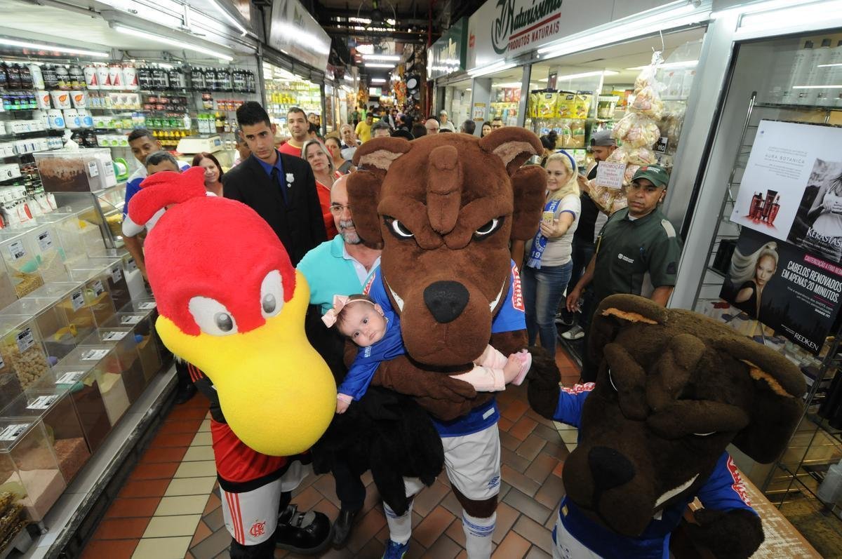Raposinho e Raposo levaram Urubu, mascote do Flamengo, para conhecer o Mercado Central de BH; teve assdio de torcedores e interesse do carioca pelo queijo mineiro