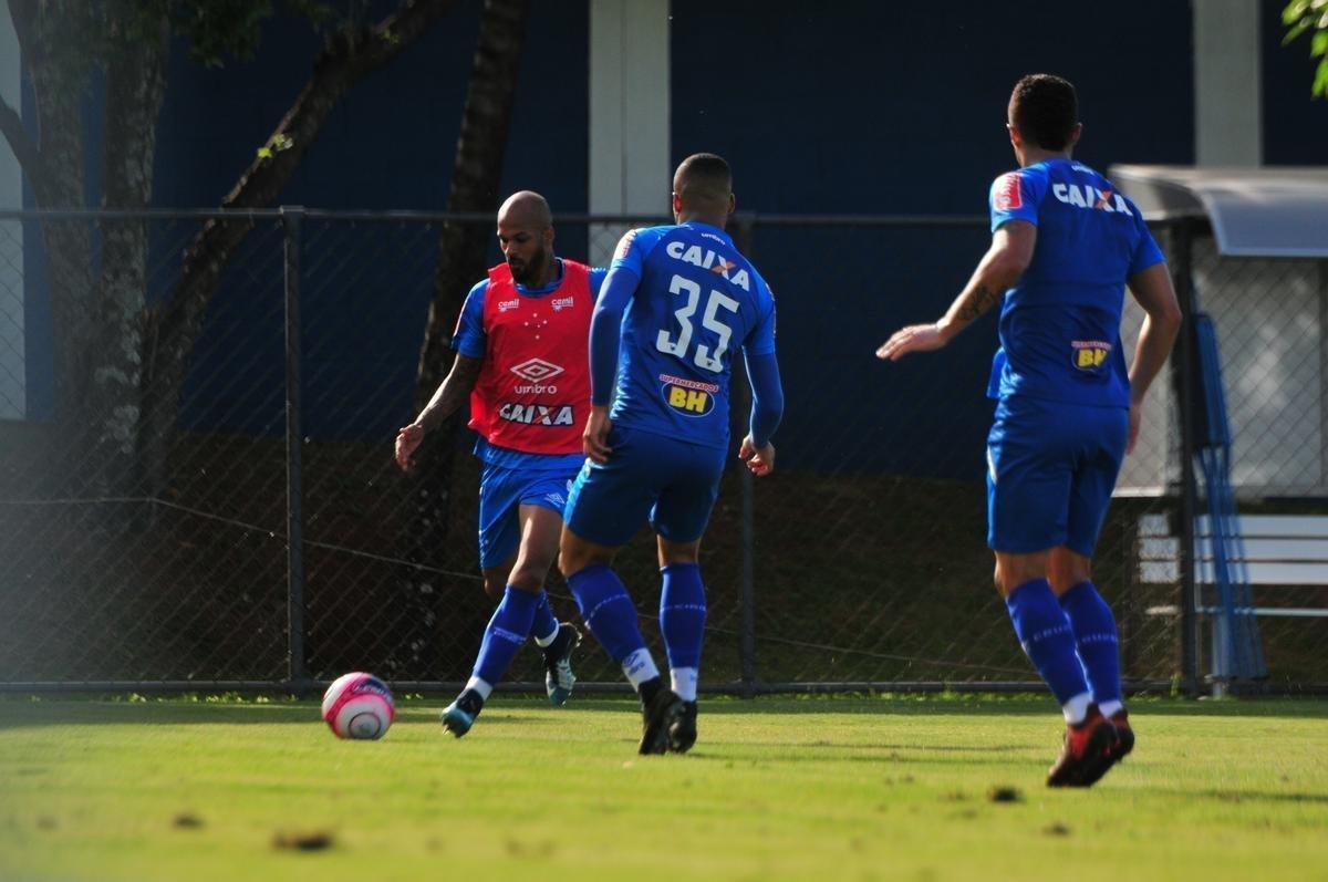 Sem Thiago Neves, que est com desgaste na panturrilha, Mano Menezes escalou o time titular do Cruzeiro no coletivo com Fbio; Lucas Romero, Leo, Murilo e Egdio; Henrique e Ariel Cabral; Robinho, Arrascaeta e Rafinha; Fred. Os reservas atuaram com Rafael; Arthur, Digo, Manoel e Marcelo Hermes; Lucas Silva, Nonoca e Bruno Silva; Rafael Marques, Rafael Sobis e Judivan