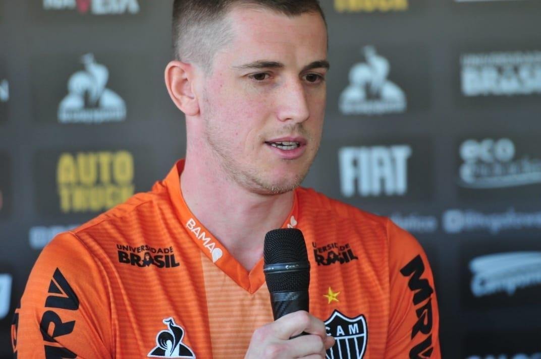 Imagens do pronunciamento do ex-volante Adilson