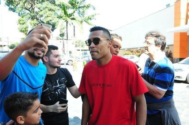 Depois de derrotar a Argentina por 2 a 0 no Mineiro e garantir vaga na final da Copa Amrica, jogadores da Seleo Brasileira ganharam folga em Belo Horizonte e foram tietados por torcedores na porta do hotel Ouro Minas. Na foto, o lateral-esquerdo Alex Sandro, da Juventus