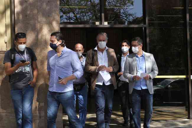 Dirigentes deixam prdio da Secretaria de Sade aps reunio sobre presena de pblico nos estdios