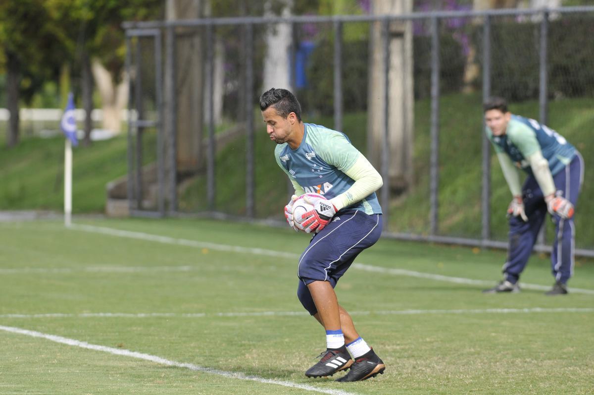 Mano Menezes montou Cruzeiro que deve encarar o Villa Nova no sbado e promoveu trs mudanas em relao ao ltimo jogo: Murilo entrou na vaga de Leo, Egdio no lugar de Marcelo Hermes e Robinho deu lugar a Ariel Cabral