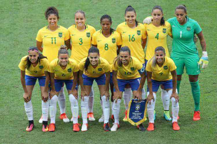 Com pés no chão, Seleção Brasileira feminina de futebol busca a