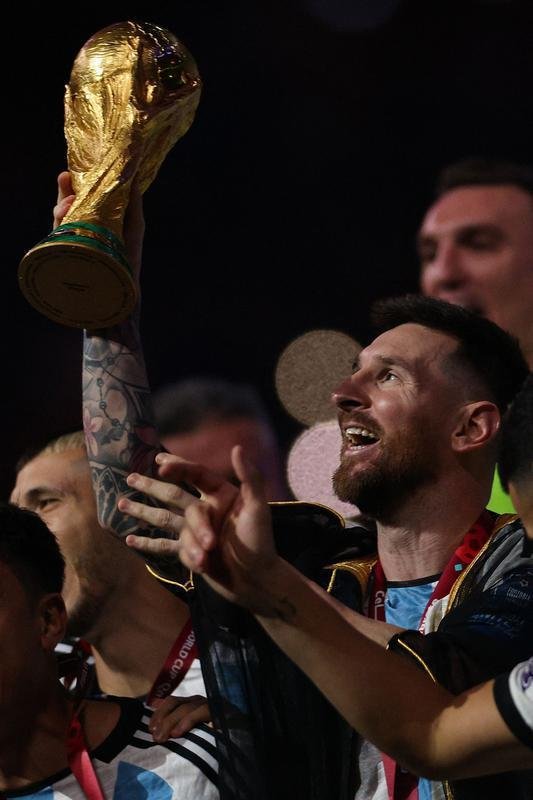 Messi ergue a taa de campeo da Copa do Mundo! Festa da Argentina no Estdio Icnico de Lusail, no Catar, com o tricampeonato mundial