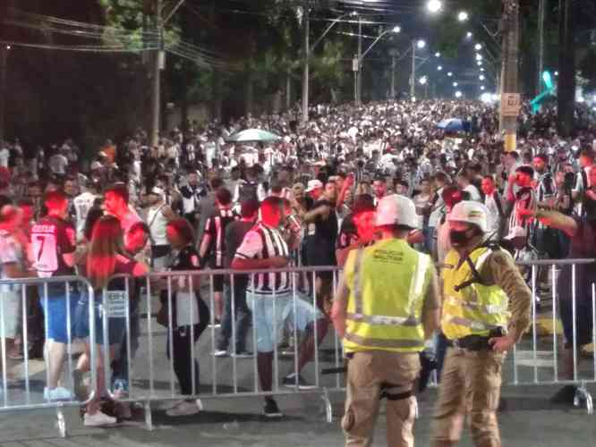 Atleticanos invadiram o Mineiro no jogo contra o Grmio e bateram recorde de pblico no Brasileiro; veja fotos do entorno do estdio antes da partida