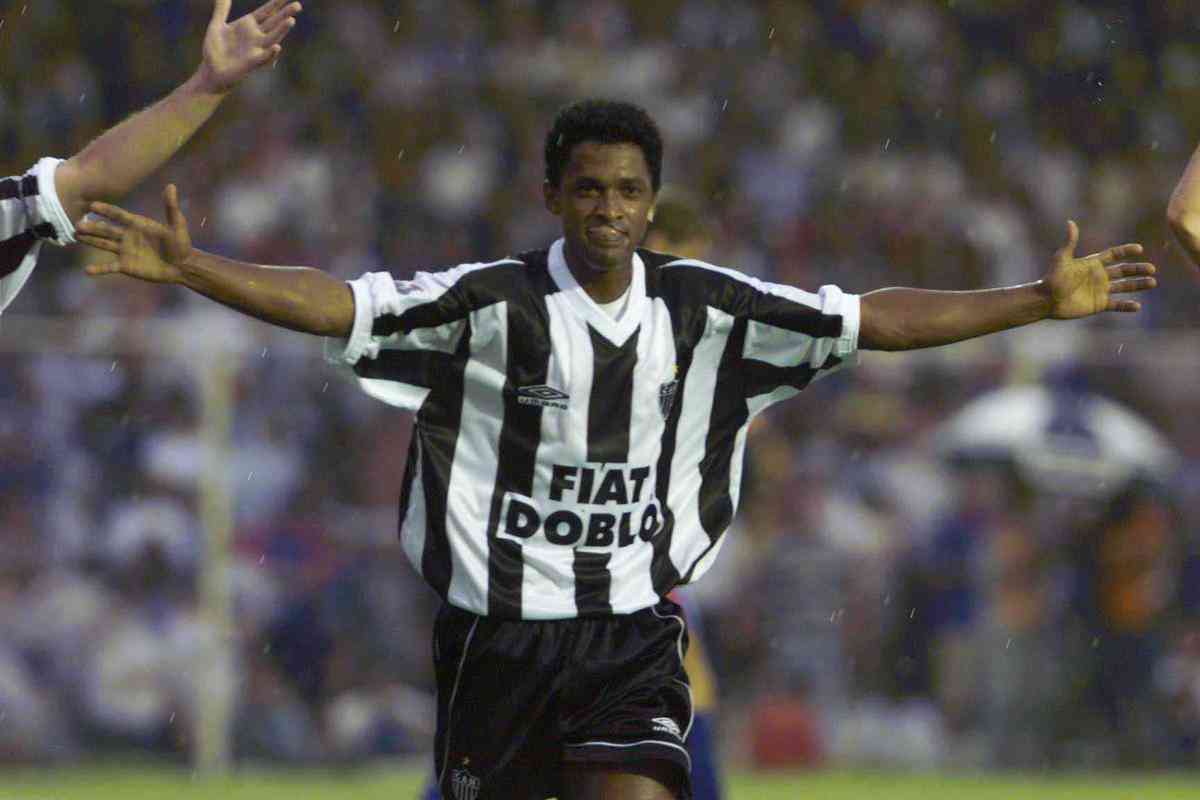 Valdo foi um meia que atuou no Galo em 2001. Em 28 jogos, ele marcou dois gols. O jogador foi convocado para duas Copas do Mundo, 1986, quando no foi acionado por Tel Santana, e 1990, quando participou de quatro partidas, todas como titular.