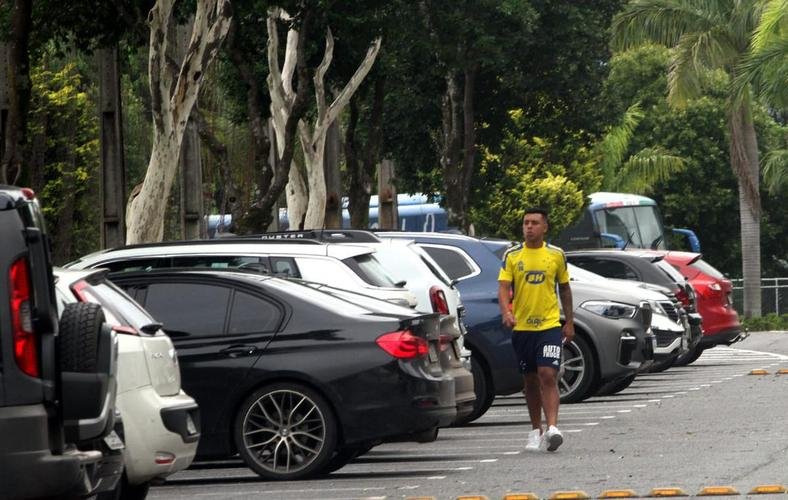 Atacante Vinícius Popô, que estava emprestado ao Goiás, passando pelo pátio da Toca da Raposa II em dia de apresentação do elenco
