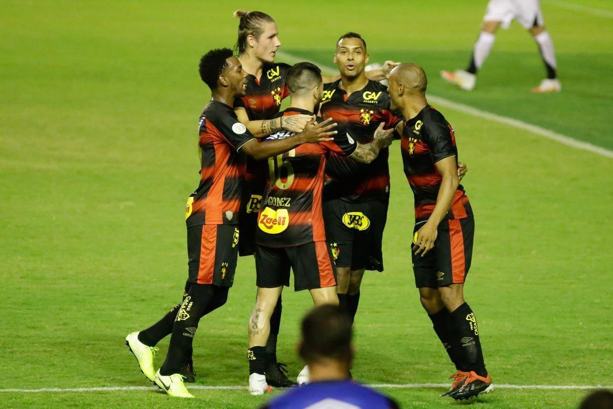 Sport estreou com clássico regional na série A e bateu o Ceará por 3 a 2, com dois gols de Elton e um de Jonatan Gomez, na Ilha do Retiro, sem público.
