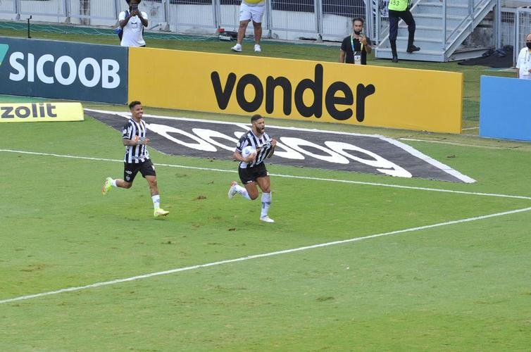 De pnalti, Hulk empata para o Atltico diante do Fluminense no Mineiro. Lance foi revisado pelo VAR