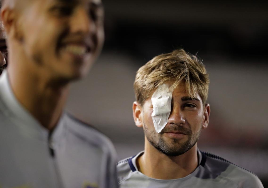 Depois do adiamento da final da Libertadores, jogadores de River Plate e Boca Juniors estiveram no gramado do Monumental de Nez e trocaram algumas palavras amistosas