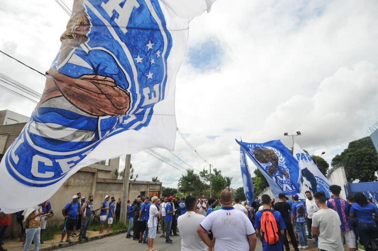 Torcedores do Cruzeiro protestam na porta da Toca da Raposa II, nesta quinta-feira (06/01), contra a sada do goleiro Fbio do clube
