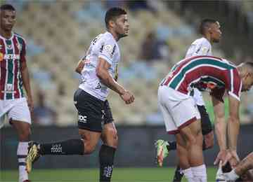 Galo perdeu por 5 a 3 para o Fluminense, no Maracanã, em jogo de diversos apagões defensivos; Alvinegro desperdiçou a chance de ser líder