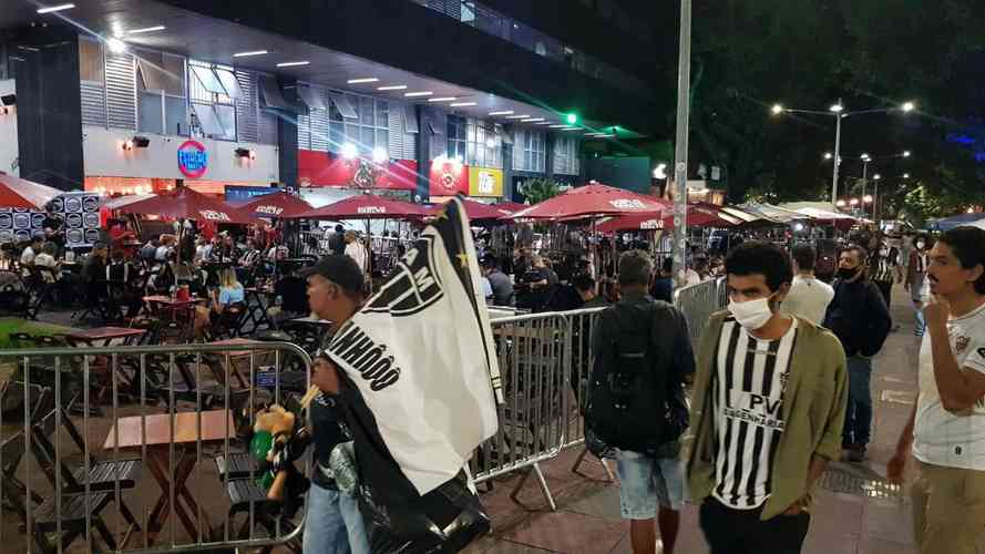 Atleticanos em bares na Savassi, em BH, durante a final da Copa do Brasil contra o Athletico-PR.