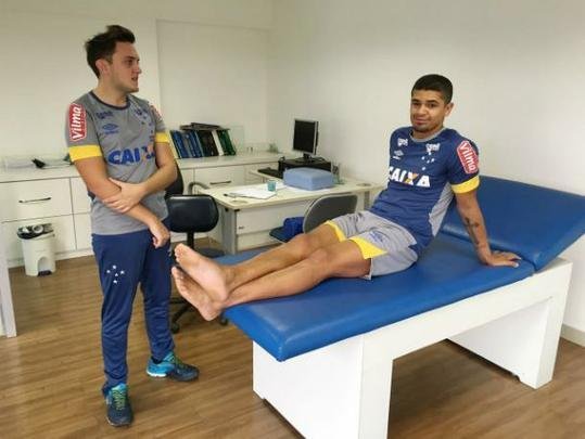 Denílson passou por exames na Toca da Raposa II e posou com a camisa 88 do Cruzeiro