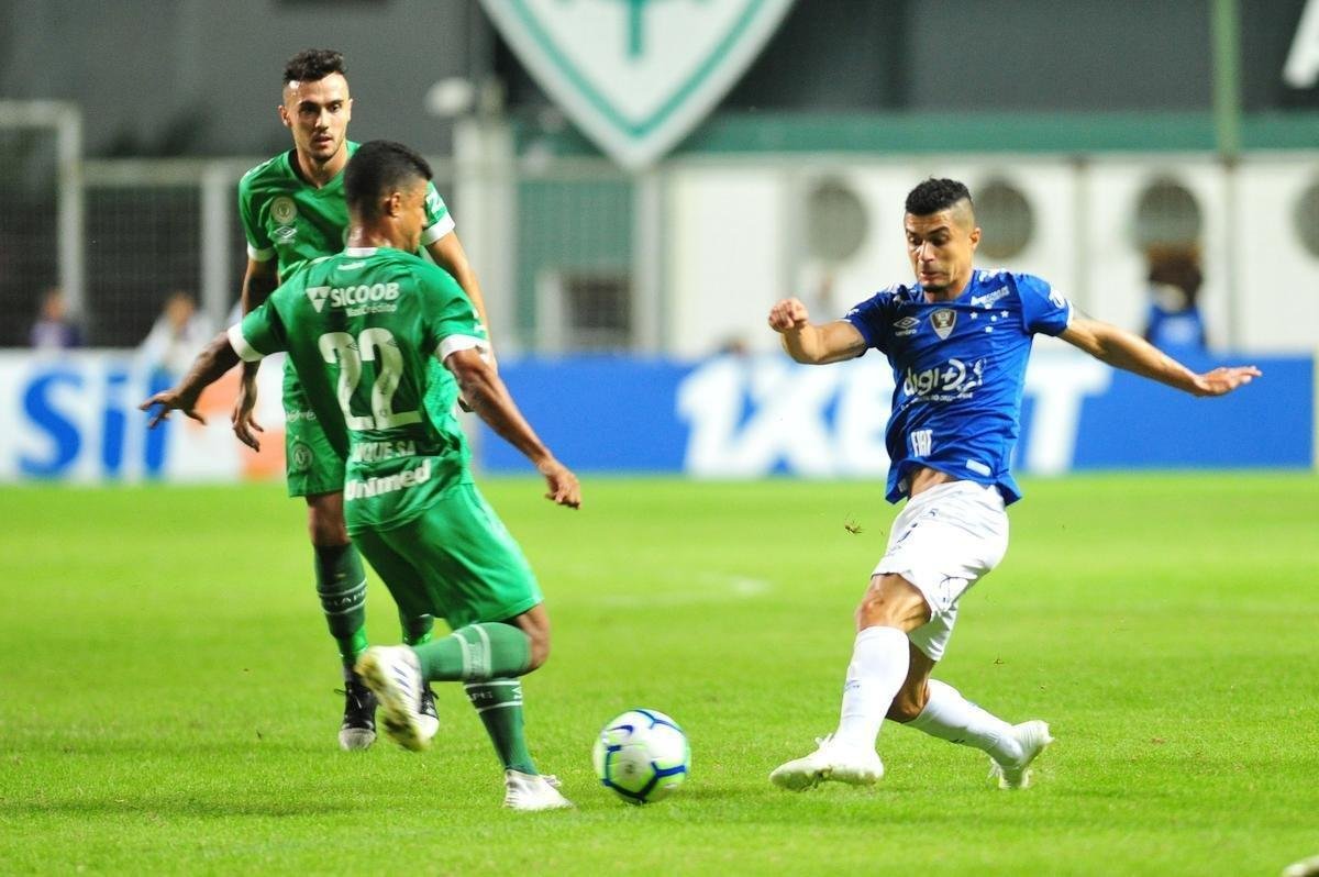 Com apoio da torcida, Cruzeiro recebeu a Chapecoense no Independncia 
