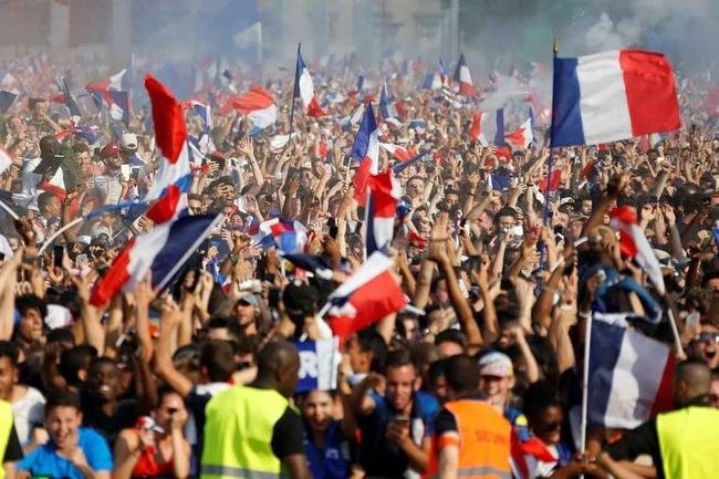 Torcedores franceses tomaram principais pontos tur�sticos e avenidas de Paris para celebrar o bi mundial