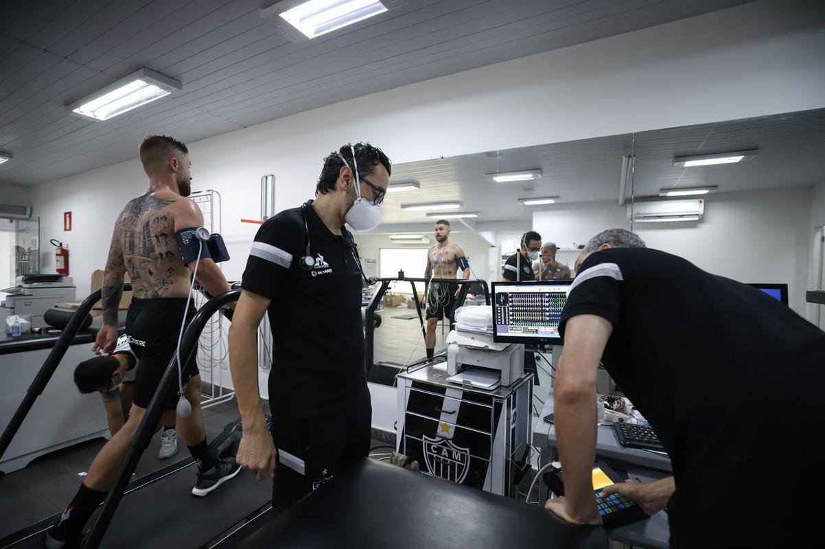 Nesta tera-feira (18), o Atltico realizou o segundo dia de trabalhos na pr-temporada 2022. Novamente com trabalhos fsicos, os atletas fizeram atividades na academia e tambm de corrida nos campos da Cidade do Galo, em Vespasiano. Ausncia, o atacante Jefferson Savarino busca solucionar burocracias para retornar da Venezuela e se juntar ao grupo alvinegro.