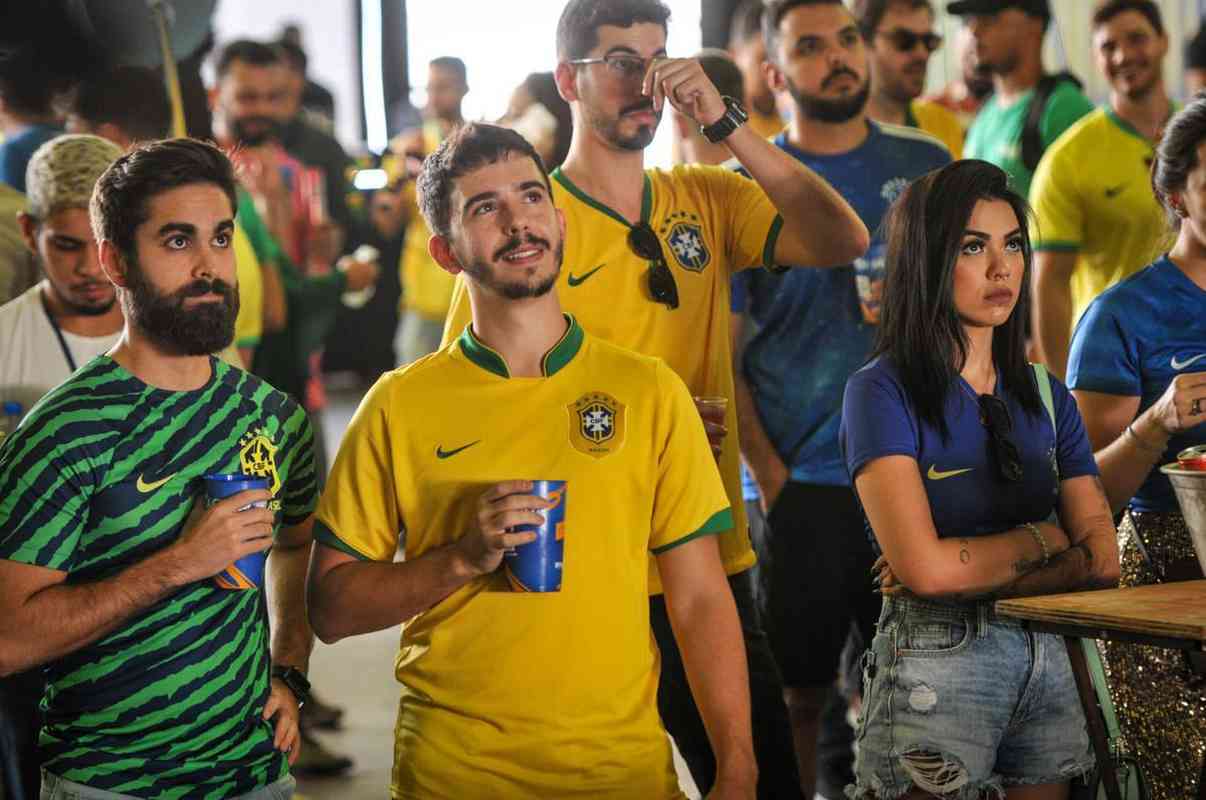 No evento Ginga BH, no bairro Buritis, em Belo Horizonte, torcedores acompanham o jogo entre Brasil e Crocia pelas quartas de final da Copa do Mundo