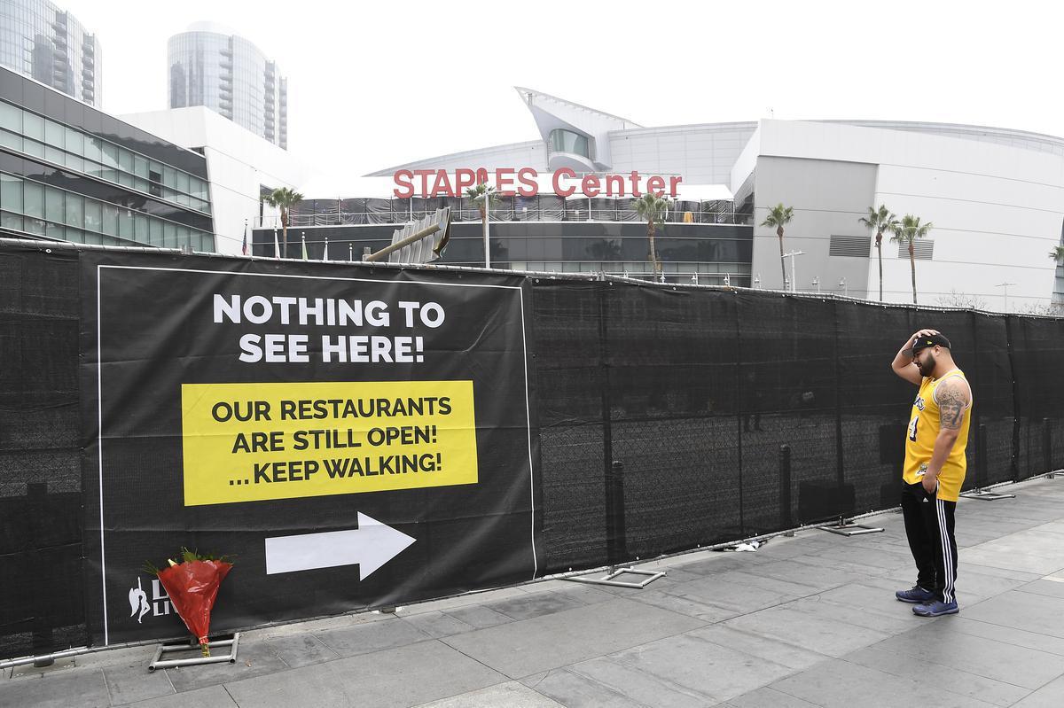 Torcedores do Lakers e amantes do basquete homenageiam Kobe Bryant