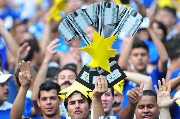 Torcida cruzeirense comea a festa dentro do estdio antes da partida decisiva contra o Grmio