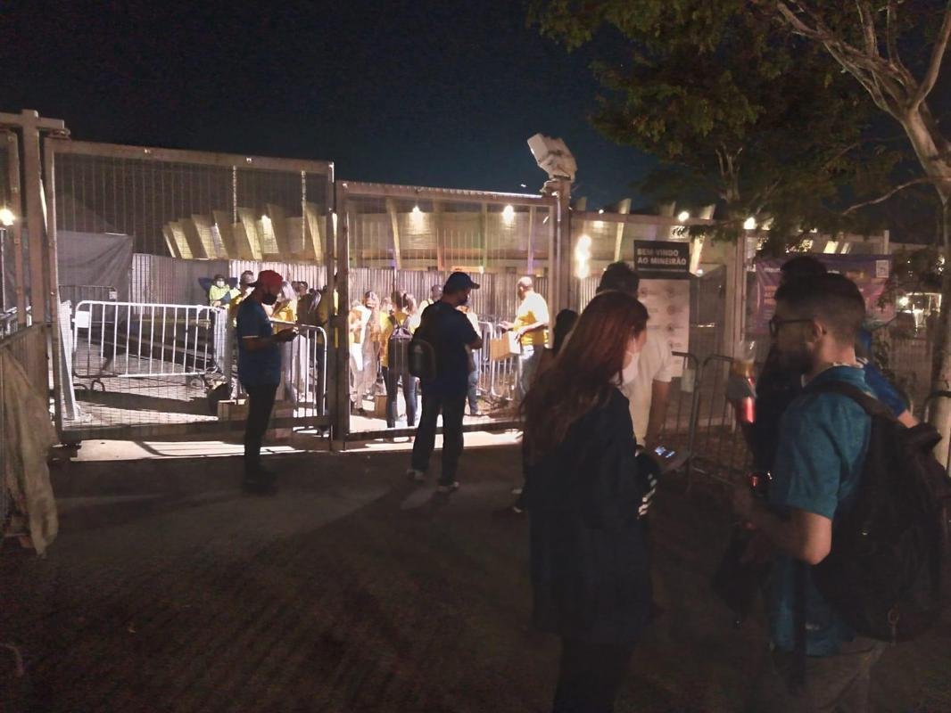 Torcedores do Cruzeiro aguardam a abertura da esplanada do Mineiro